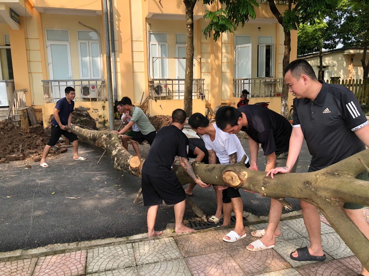 Cơ sở Cai nghiện ma túy số 5 Hà Nội thực hiện nghiêm công tác tổng vệ sinh môi trường, khắc phục hậu quả sau cơn bão số 3 - Yagi